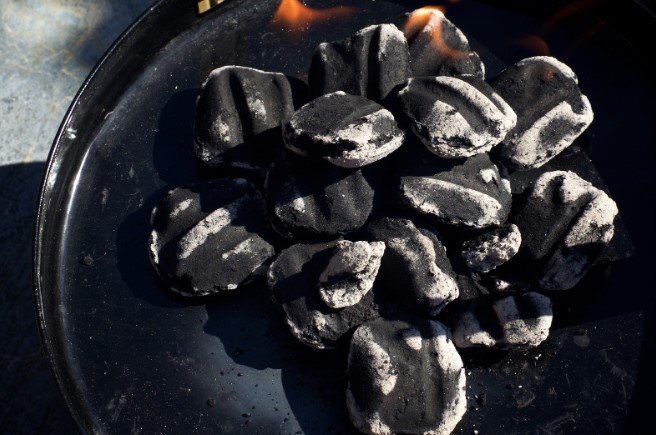 Вугілля з кокосової шкаралупи: чому це новий тренд у кальян-культурі